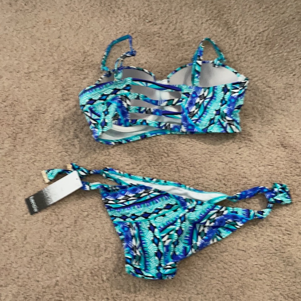 Bikini - Picture 2 of 2